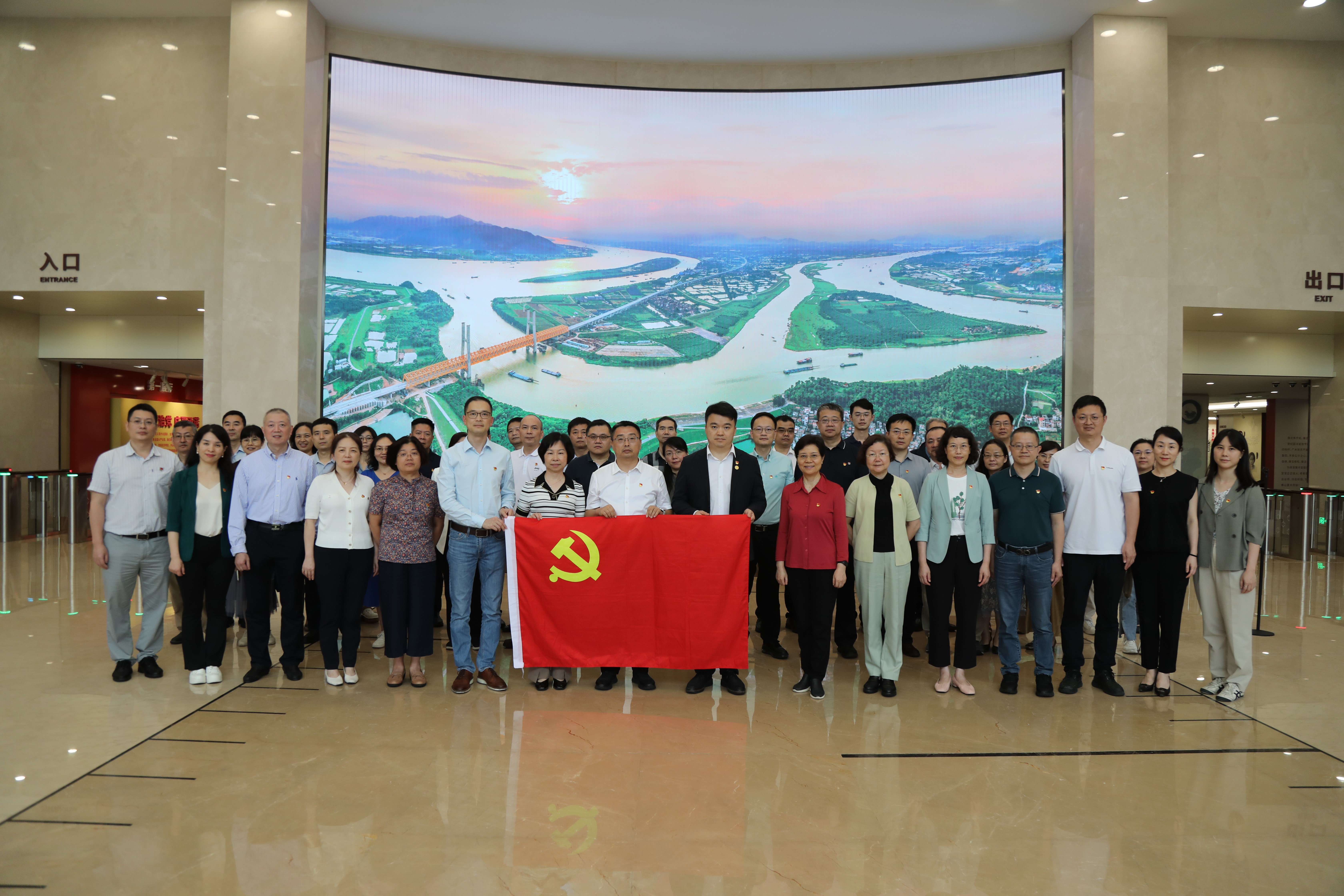 在佛山市纪法教育基地合影