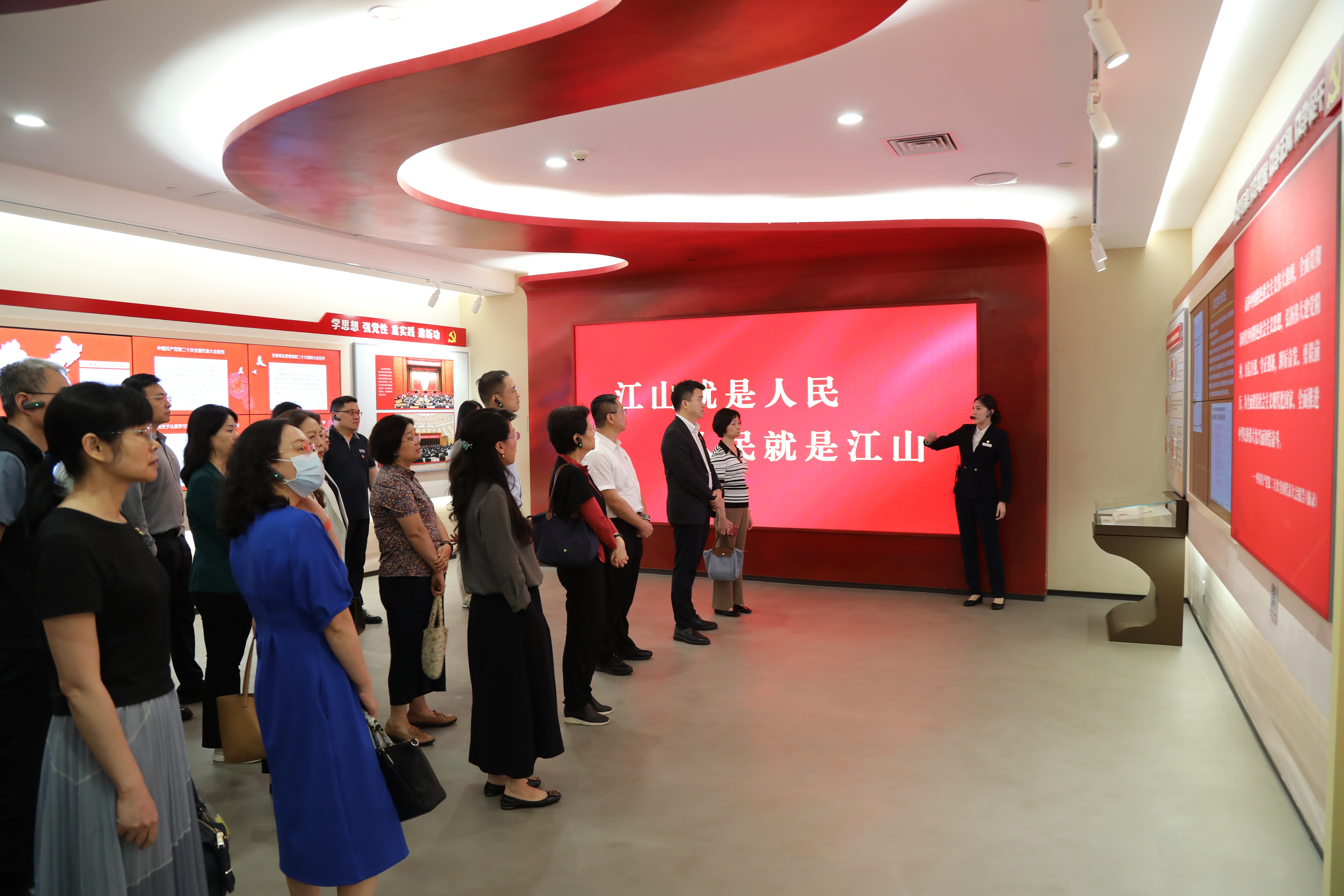 参学党员现场认真聆听讲解