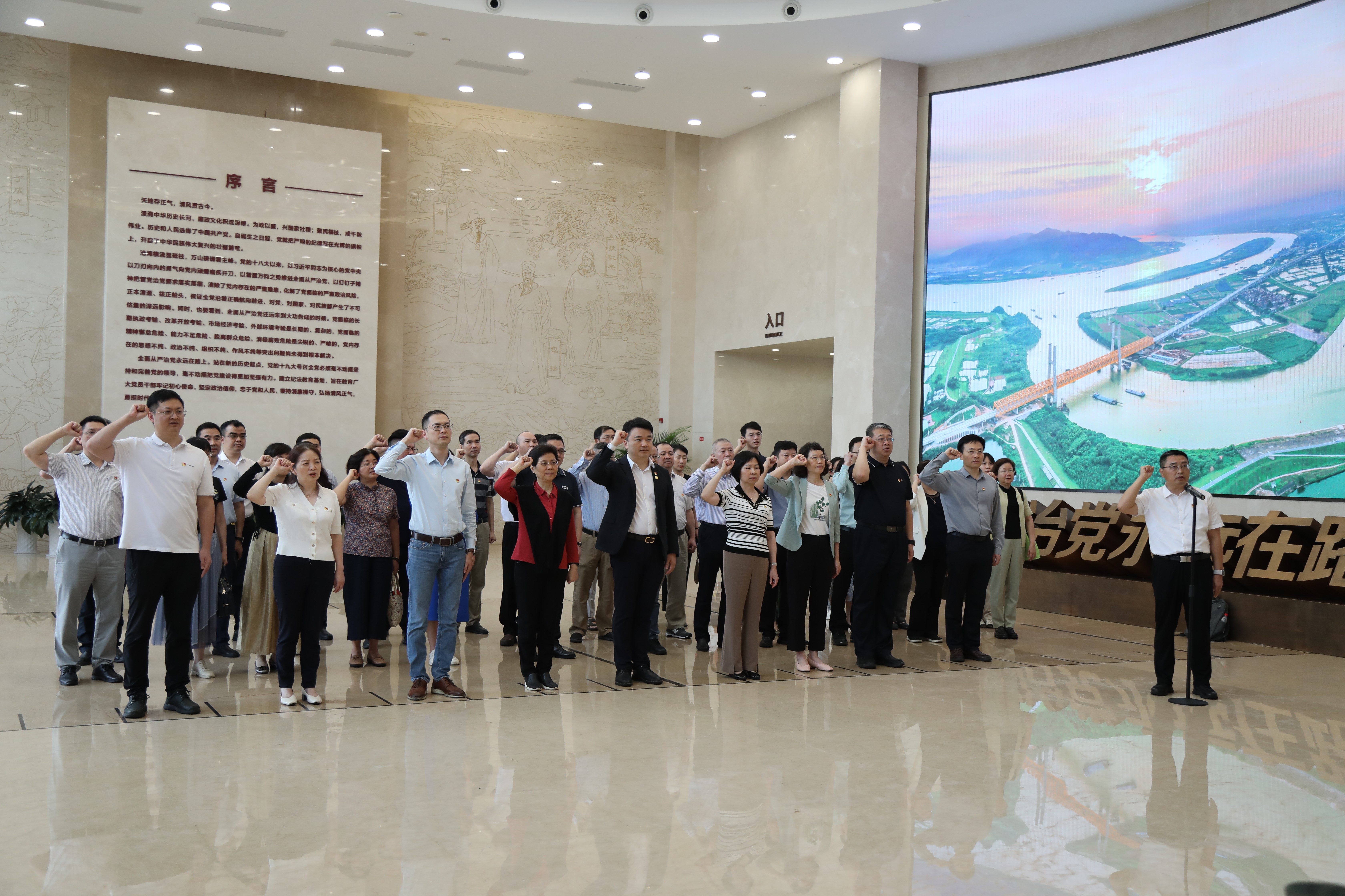 参学党员重温入党誓词